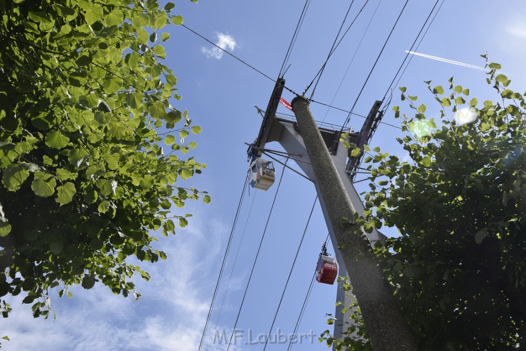 Koelner Seilbahn Gondel blieb haengen Koeln Linksrheinisch P004.JPG - Miklos Laubert